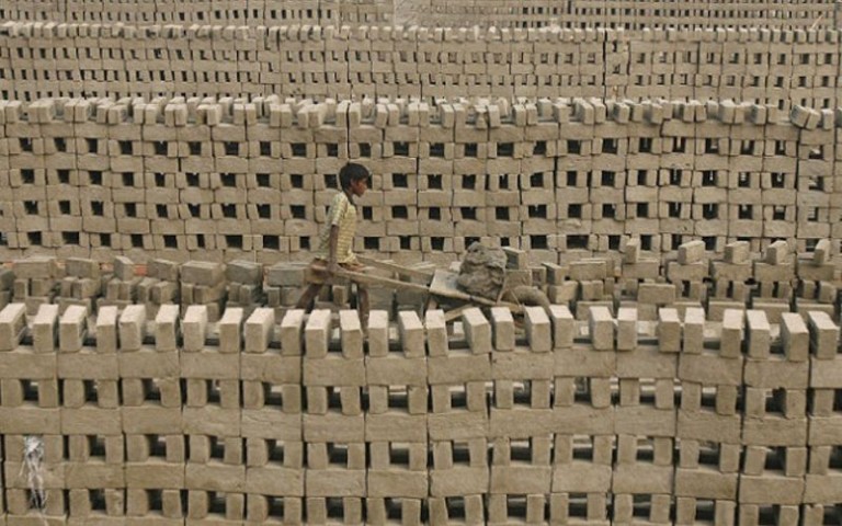 ONG evangélica ayuda a liberar 560 esclavos en fábrica de ladrillos
