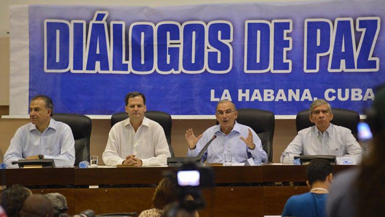 Conversamos sobre las conversaciones de paz entre la guerrilla de las FARC y el gobierno de Colombia… Entre Amigos.