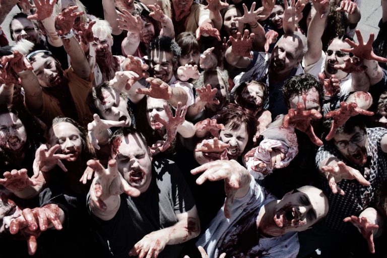Conversamos sobre la fascinación en la cultura popular contemporánea por los Zombies y otras formas de llegar al fin del mundo… Entre Amigos.
