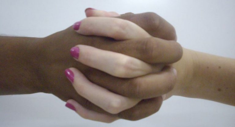 Una madre que comenta sus prejuicios y sentimientos:  su hija decidió casarse con un joven de raza negra.