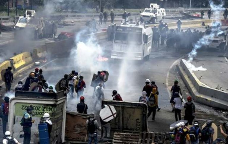 Venezuela, paz en TV y guerra en las calles