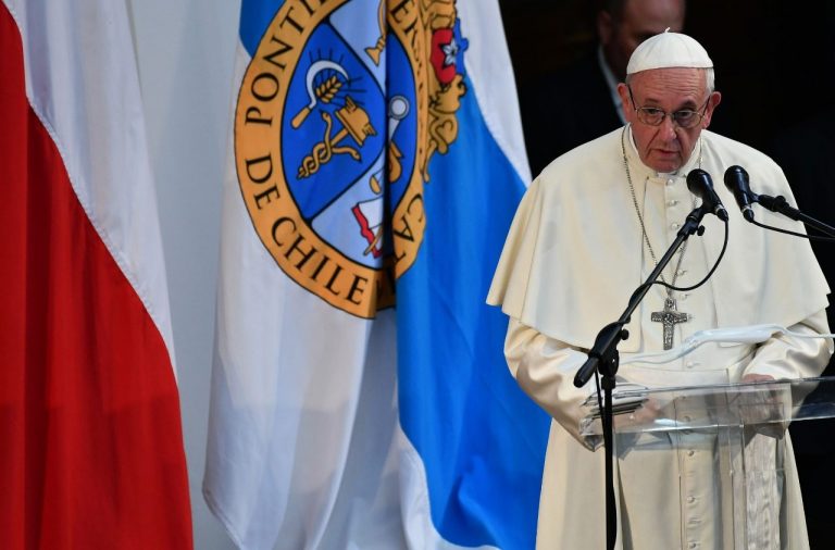Papa católico romano a universitarios: pongan el conocimiento al servicio de la vida.