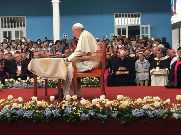Aún hay tiempo para salvar dice Francisco en Perú.