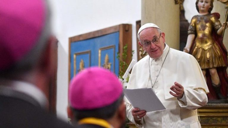 El pecado de la curia y Francisco, el Salvador.