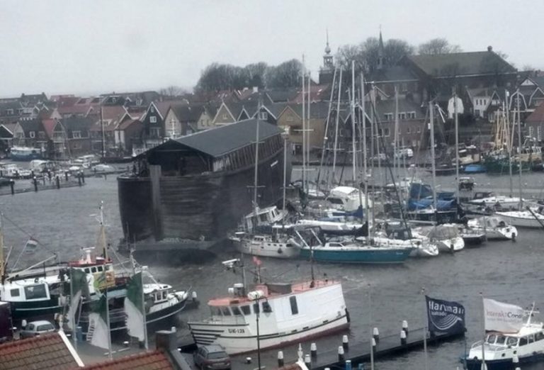 Réplica del arca de Noé lanzada a la deriva por la tormenta Eleanor