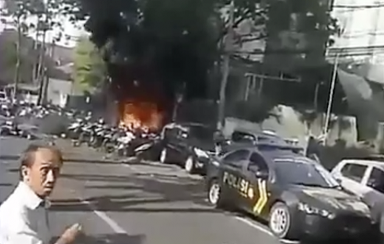 Ataque terrorista en Indonesia golpea a tres iglesias