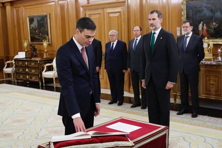Sánchez promete cargo sin Biblia ni crucifijo