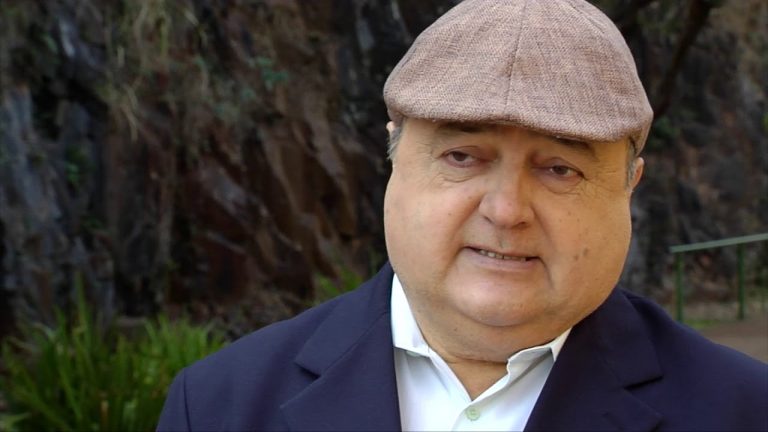 El trabaja y ella trabaja… y la família sufre