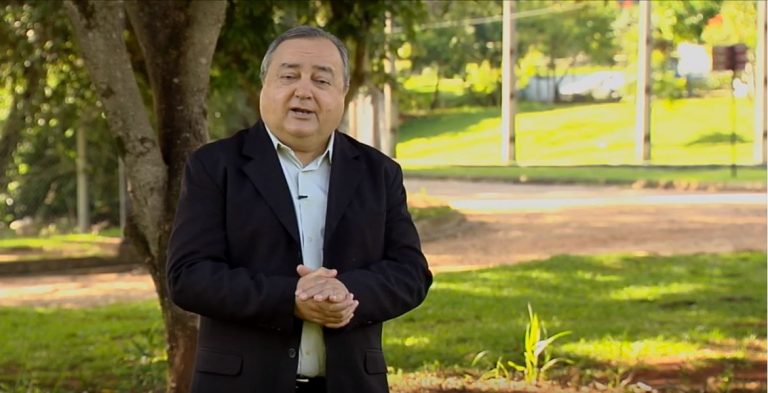 El entretenimento dirige una o mas personas