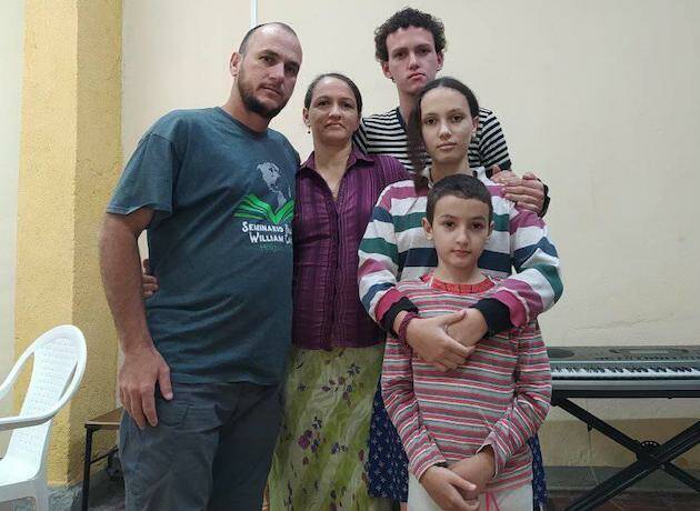 Yéremi Blanco, Adelys Rodríguez y sus tres hijos.